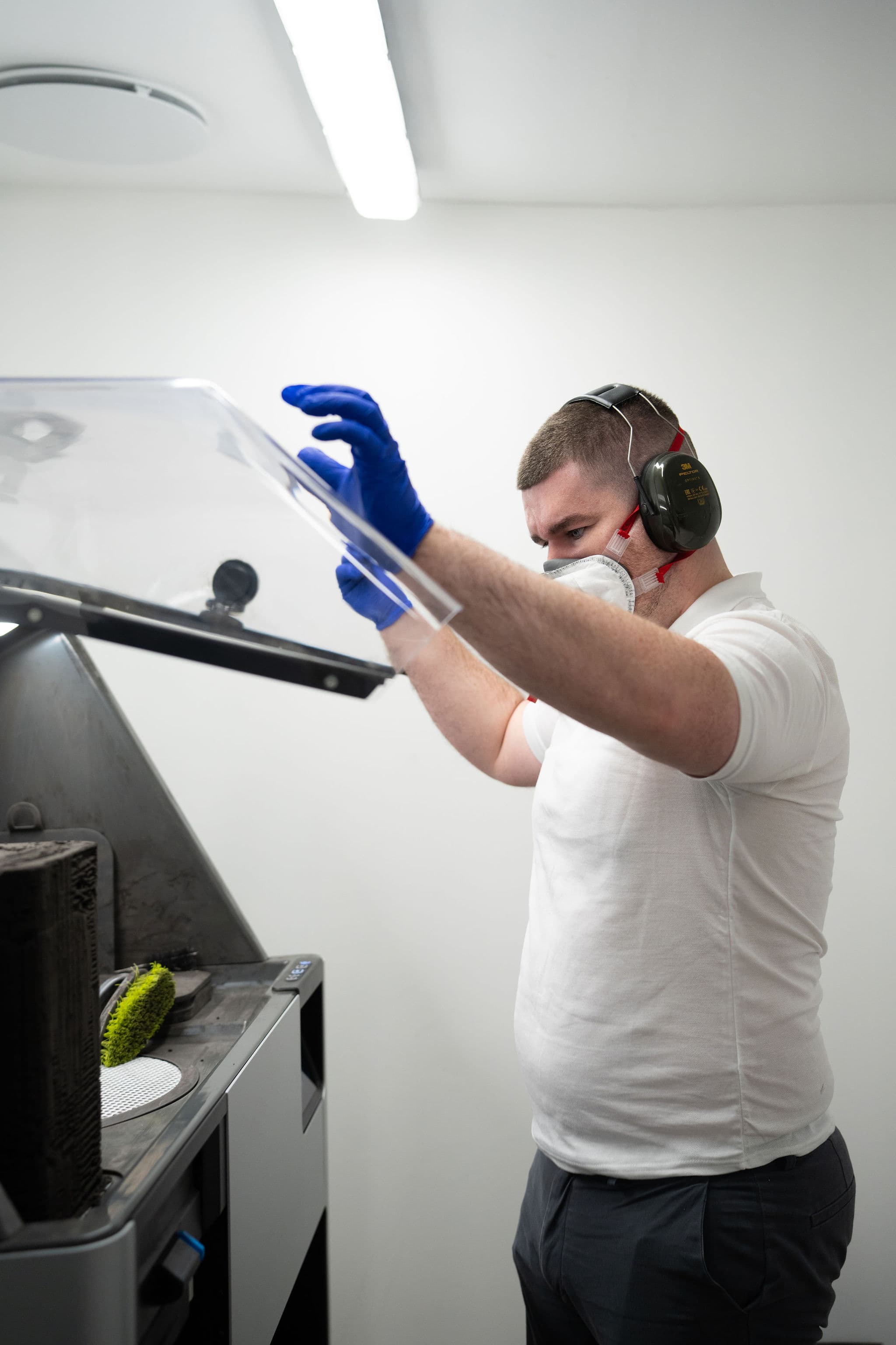 Paul at the Fuse Sift depowdering station with PPE