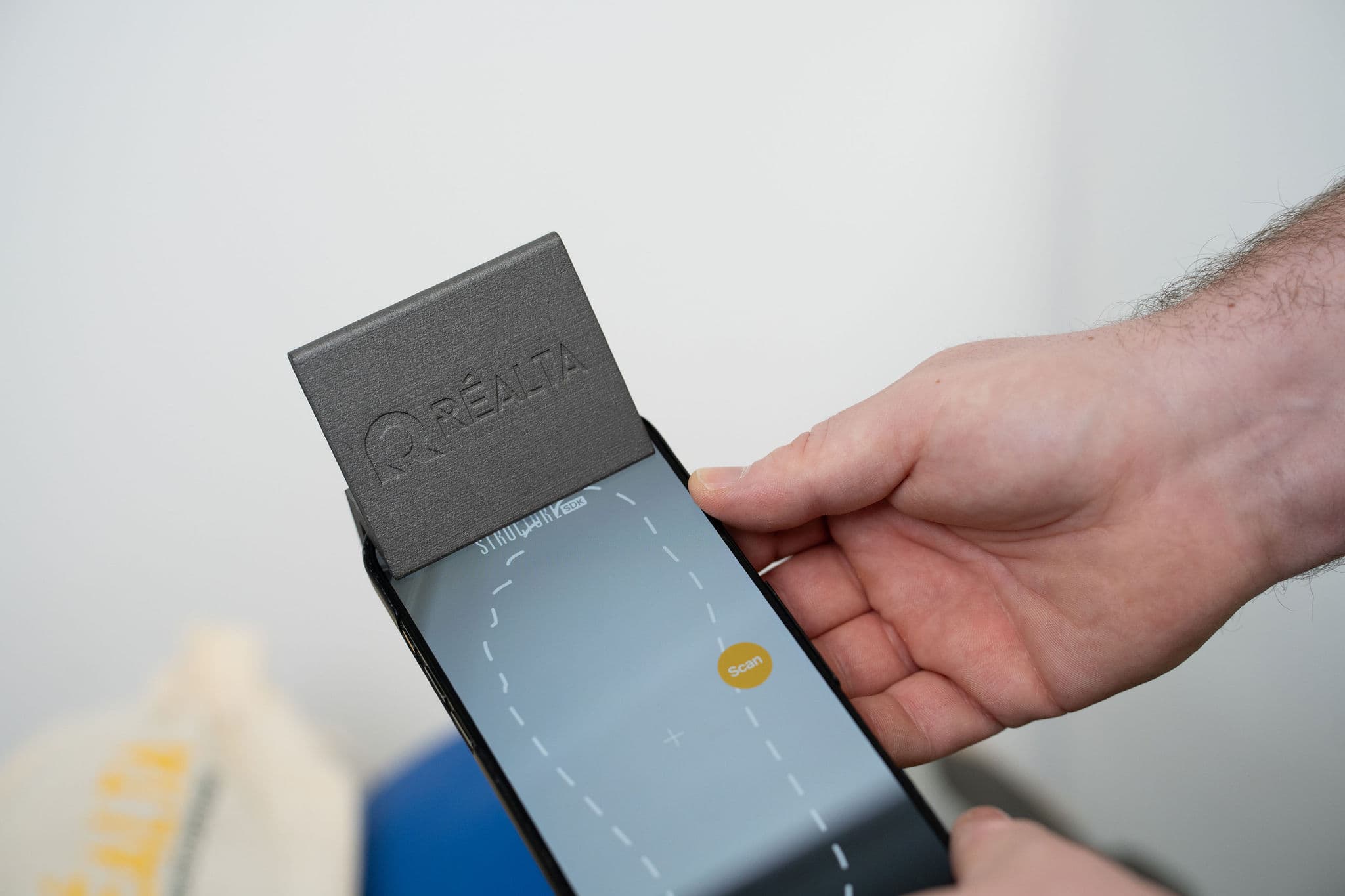 Réalta scanning cradle with phone app capturing foot geometry